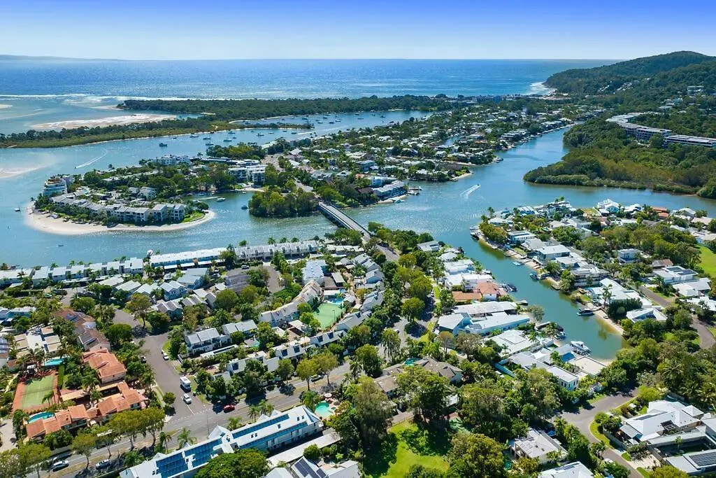 Stylish Townhouse, Private Courtyard Walk To Beach Noosaville