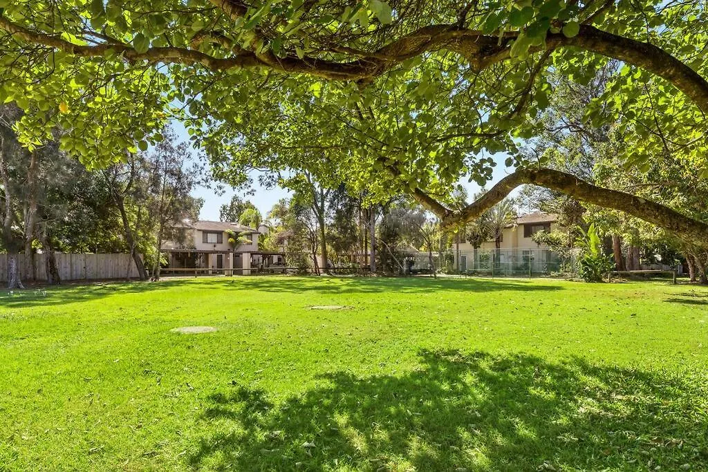 Stylish Townhouse, Private Courtyard Walk To Beach Noosaville Apartment