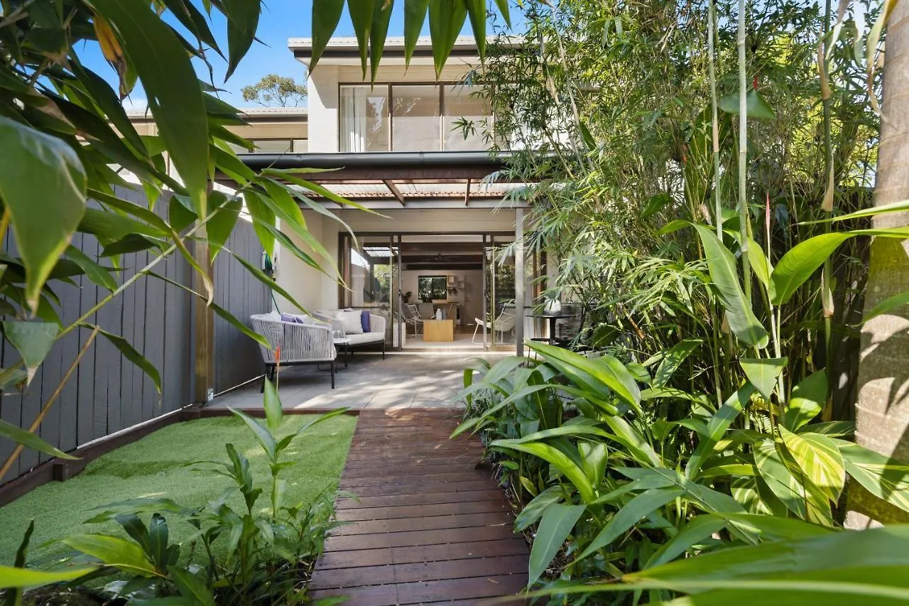 Apartment Stylish Townhouse, Private Courtyard Walk To Beach Noosaville
