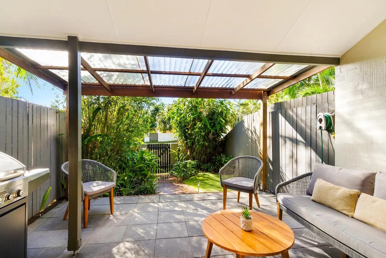 Apartment Stylish Townhouse, Private Courtyard Walk To Beach Noosaville