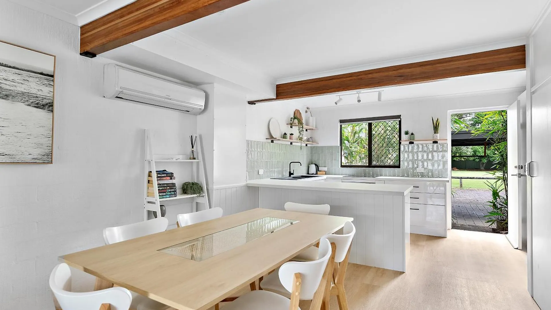 Apartment Stylish Townhouse, Private Courtyard Walk To Beach Noosaville