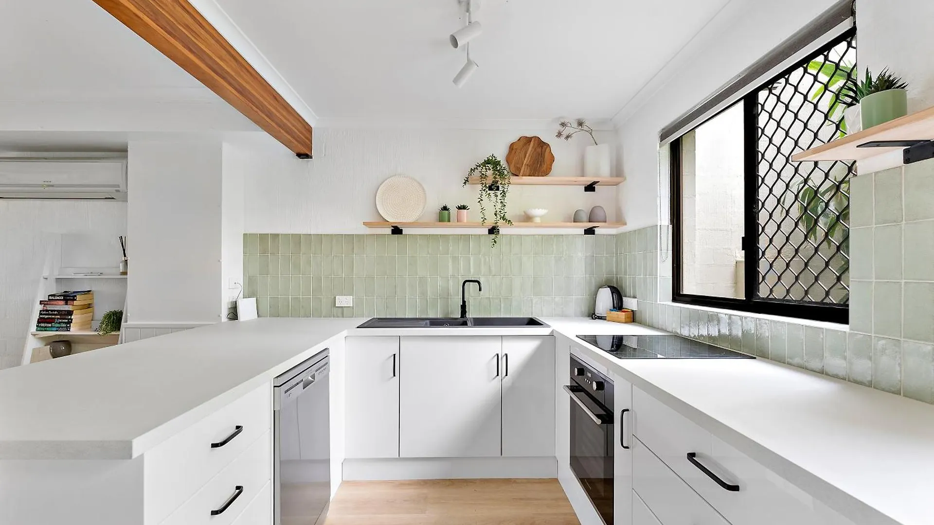 Stylish Townhouse, Private Courtyard Walk To Beach Noosaville Australia